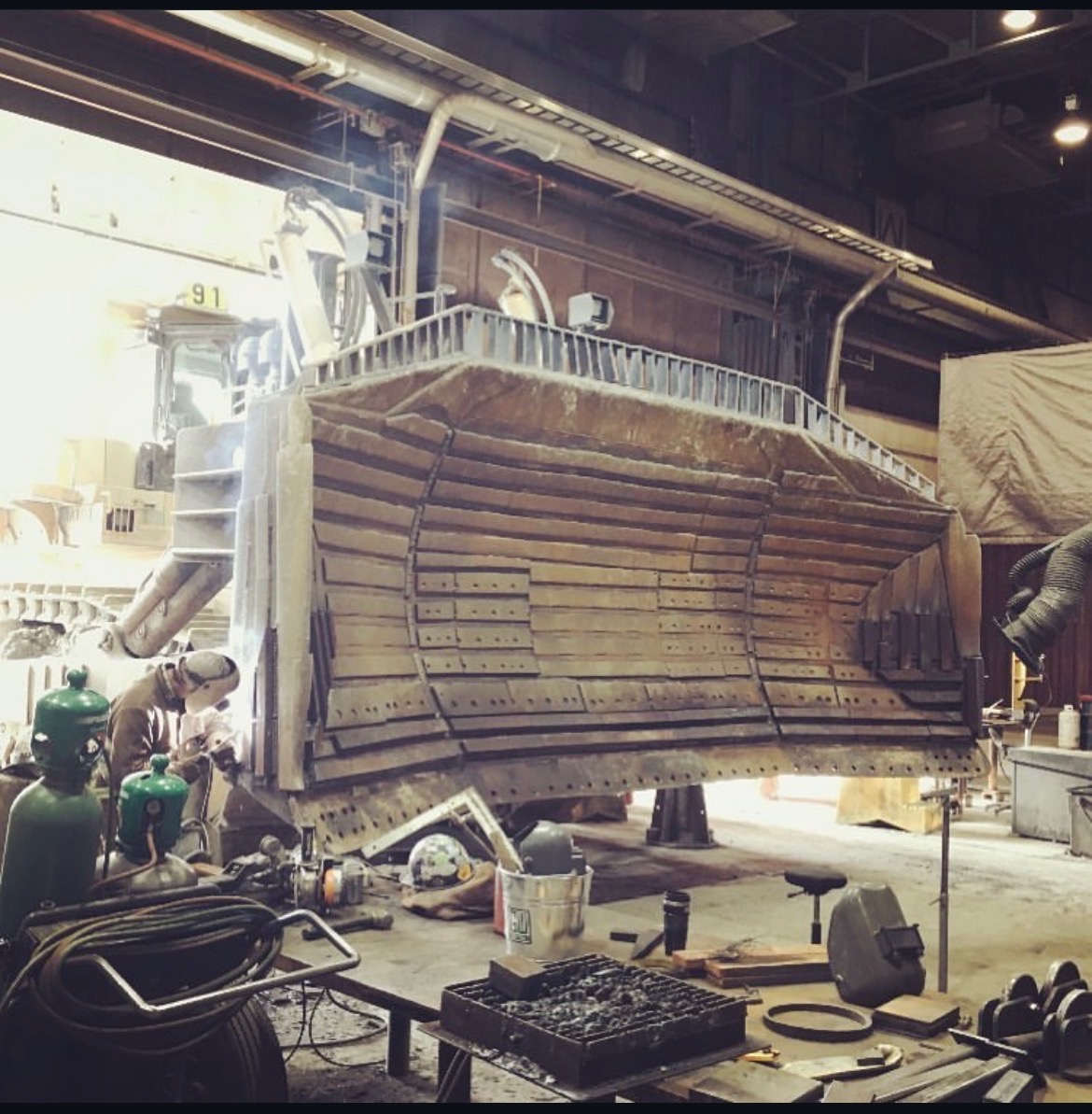 Mining bucket maintenance in workshop